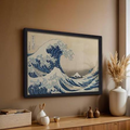 Quadro decorativo A Grande Onda de Kanagawa de Hokusai com moldura preta em parede bege